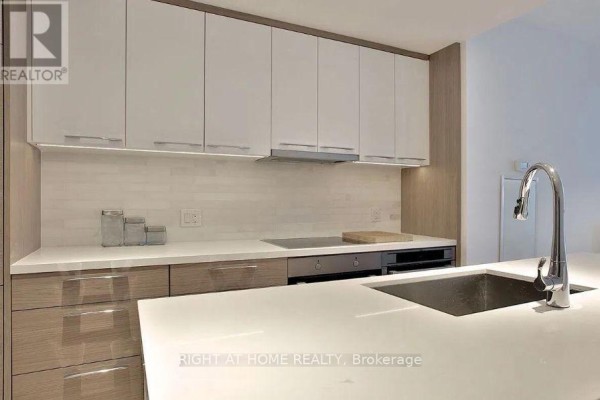 4208 - 488 University Avenue, Toronto, ON, photo 2