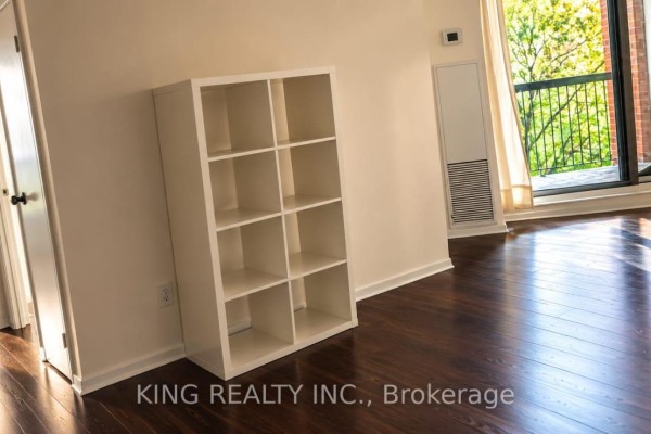 Kitchen - 421 - 77 Maitland Place, Toronto, ON M4Y2V6 Photo 3