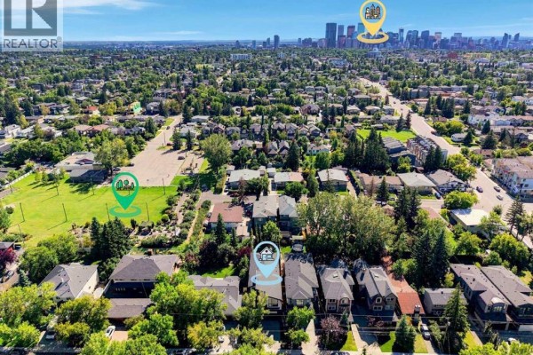 Aerial view of Calgary neighbourhood with city skyline in distance. - 421 29 Avenue Ne, Calgary