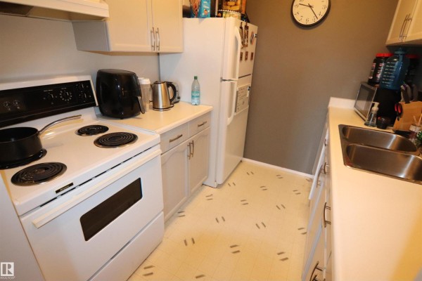#421 6720 158 Av Nw Nw, Edmonton, AB T5Z3B1 Photo 4