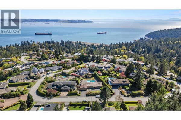 4211 Rockridge Crescent, West Vancouver, BC V7W1A9 Photo 3