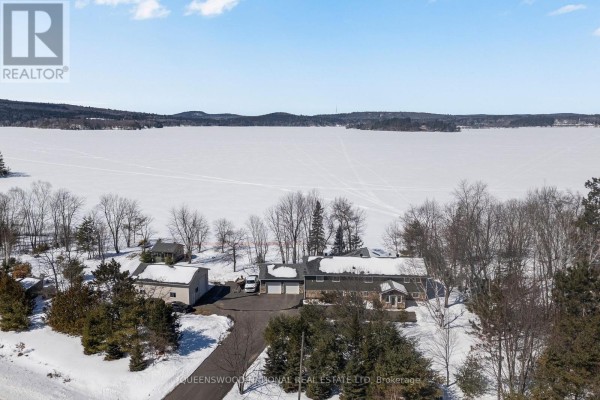 Lakefront house, garage, detached building, snowy landscape, frozen lake - 42125 Combermere Road Ne, Madawaska Valley