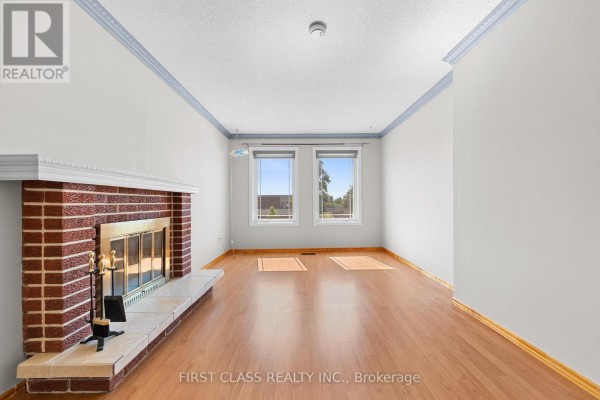 Living room - 4213 Beacon Lane, Mississauga, ON L5C3V8 Photo 3