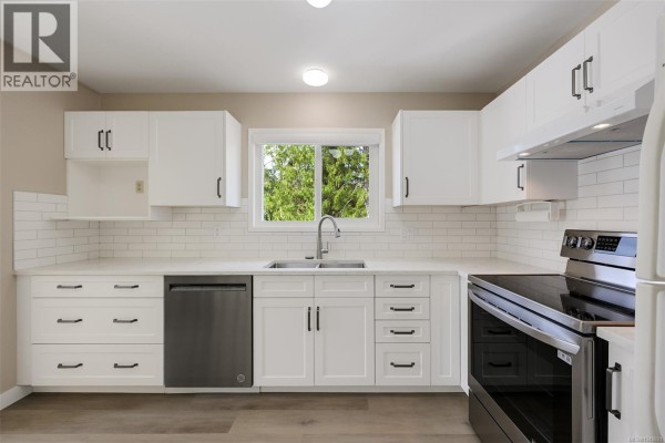 4218 Thornhill Cres, Saanich, BC, photo 2