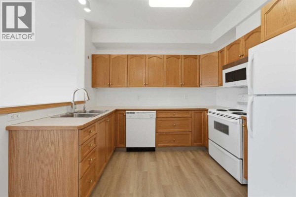Den - 422, 4512 52 Avenue, Red Deer, AB T4N6B9 Photo 4