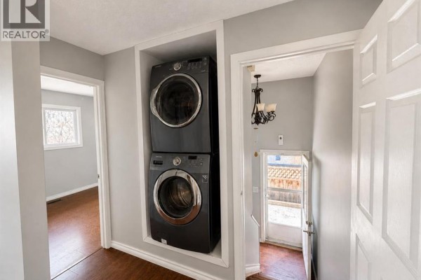Kitchen - 422 40 Street Ne, Calgary, AB T2A0M5 Photo 3