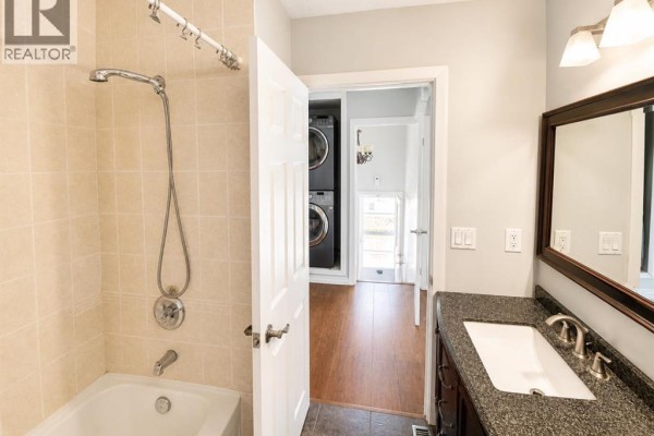 Living room - 422 40 Street Ne, Calgary, AB T2A0M5 Photo 4
