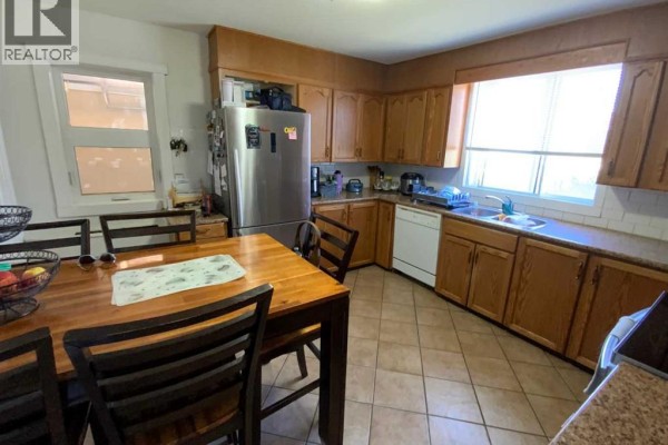 Living room - 422 Arena Avenue, Trochu, AB T0M2C0 Photo 2