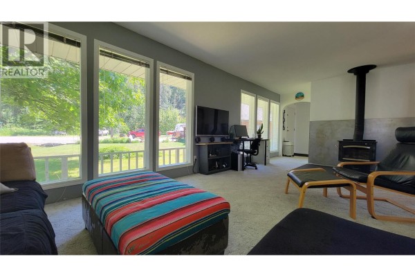Primary Bedroom - 422 Dogwood Avenue, Sicamous, BC V0E2V1 Photo 3