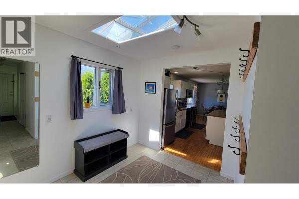 Living room - 422 Dogwood Avenue, Sicamous, BC V0E2V1 Photo 5