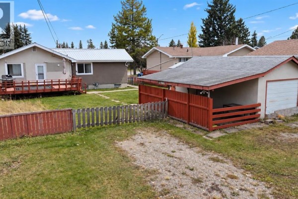 Living room - 4220 7 Avenue, Edson, AB T7E1A6 Photo 2
