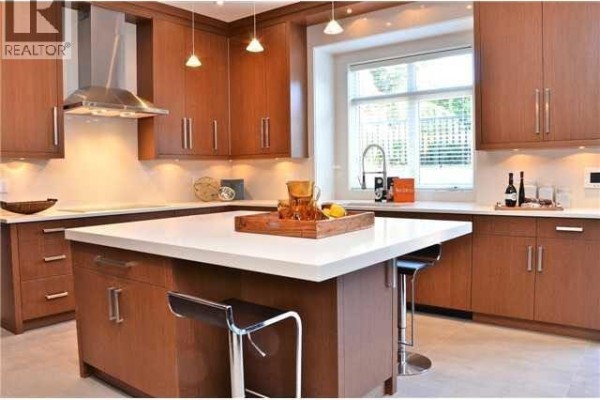 4222 Gilpin Crescent, Burnaby, BC V5G2K2 Photo 2