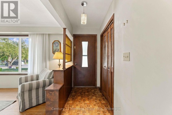 Living room - 4227 Pettit Avenue, Niagara Falls, ON L2E6K6 Photo 4