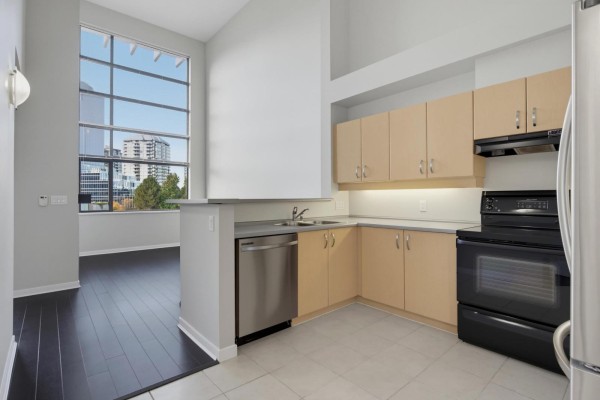 423 10866 City Parkway, Surrey, BC V3T5W9 Photo 4