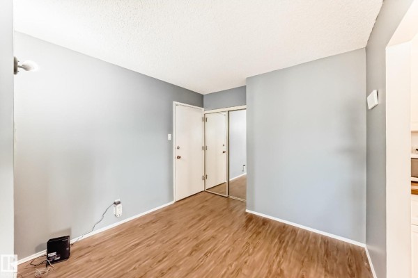 Kitchen - #423 5125 Riverbend Rd Nw, Edmonton, AB T6H5K5 Photo 3