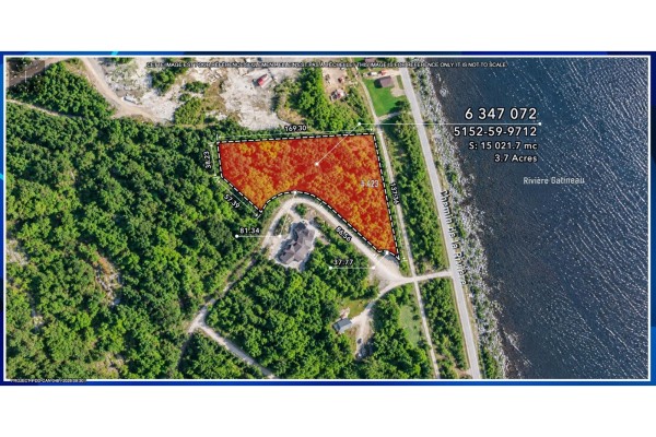 Aerial view showing lot boundaries, nearby homes, and road access to the Gatineau River. - 423 Ch. De La Rivière, Chelsea