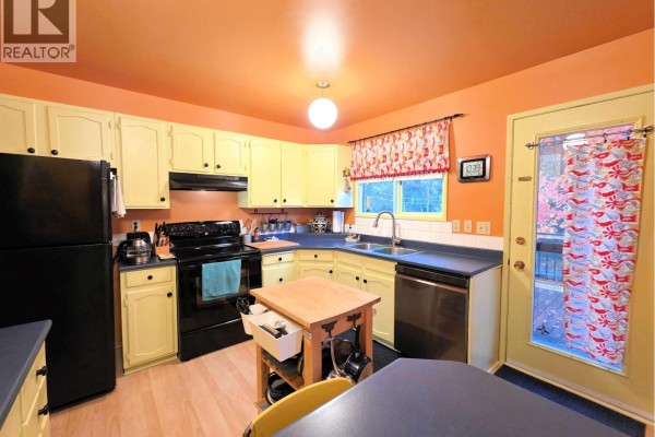 Dining room - 4231 Merton Crescent, Prince George, BC V2M5B7 Photo 2