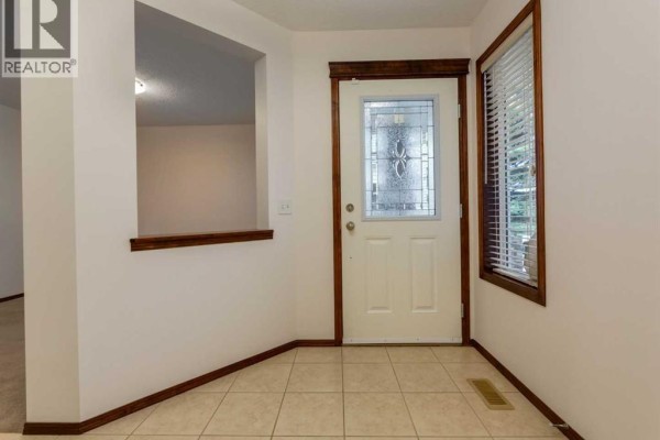 Living room - 424 Hidden Creek Boulevard Nw, Calgary, AB T3K6J1 Photo 2