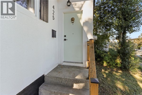 425 Stewart Ave, Nanaimo, BC, photo 2