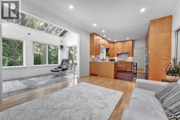 425 Tempe Crescent, North Vancouver, BC V7N1E7 Photo 2