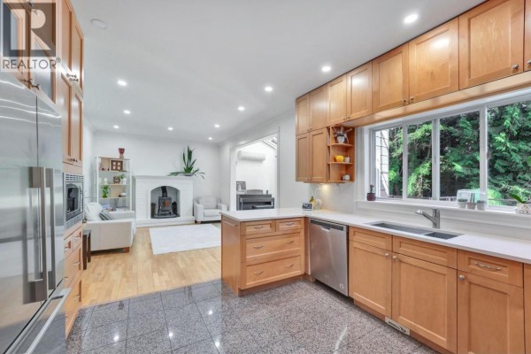 425 Tempe Crescent, North Vancouver, BC V7N1E7 Photo 3