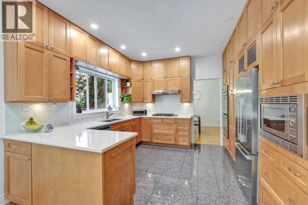 425 Tempe Crescent, North Vancouver, BC V7N1E7 Photo 4