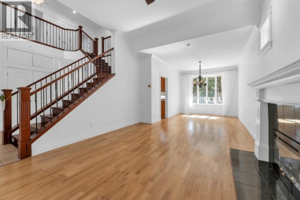 425 Tempe Crescent, North Vancouver, BC V7N1E7 Photo 5