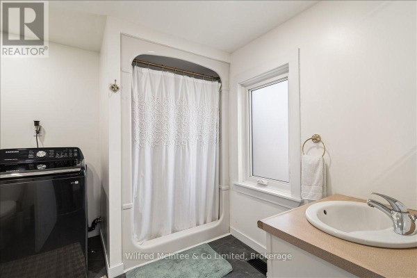 Bathroom with shower/tub, sink, washing machine - 425 Yonge Street S, Brockton