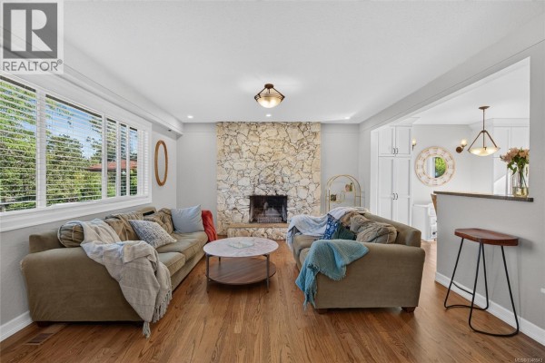 4257 Carey Rd, Saanich, BC, photo 3
