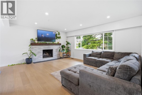 Living room - 4261 Carey Rd, Saanich, BC V8Z4H1 Photo 3