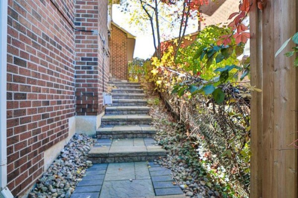 427 Crossland Gate, Newmarket, ON, photo 2