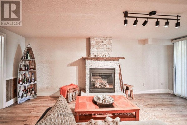427 Crossland Gate, Newmarket, ON, photo 3