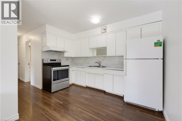 4pc Bathroom - 427 Lawrence Avenue, Kitchener, ON N2M1Y7 Photo 4