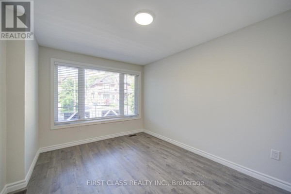 427 Leslie Street, Toronto, ON M4M3E3 Photo 3