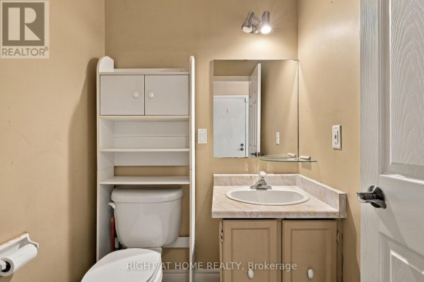 Bathroom - 428 Wilkins Street, London South, ON N6C5B2 Photo 4