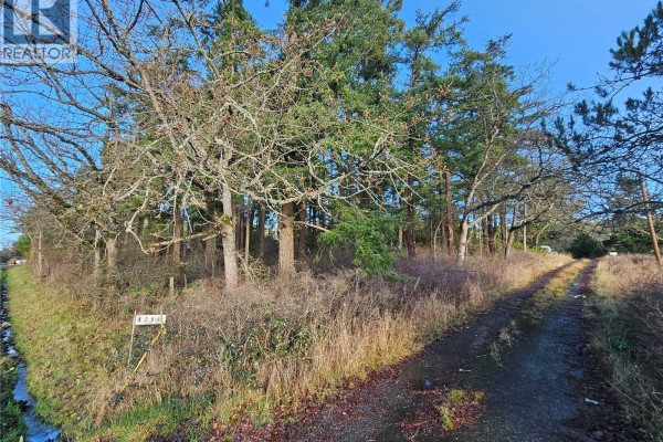 4299 Blenkinsop Rd, Saanich, BC V8X2C3 Photo 2