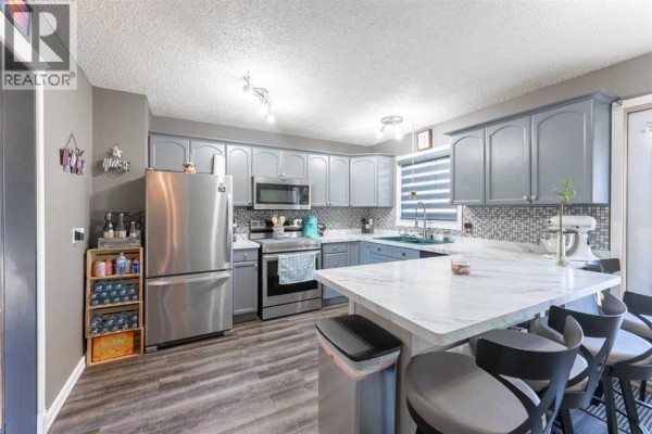 Kitchen - 43 Ash Street W, Brooks, AB T1R0A6 Photo 4