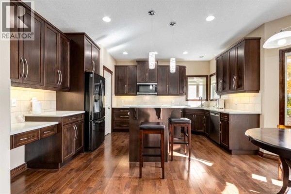 Dining room - 43 Cougar Plateau Circle Sw, Calgary, AB T3H5S6 Photo 3