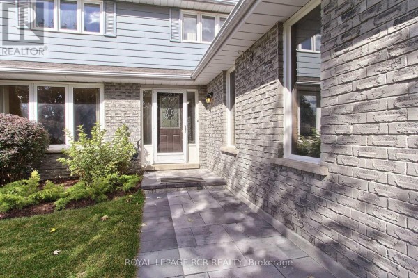 Living room - 43 Crown Crescent, Bradford West Gwillimbury, ON L3Z2M4 Photo 4