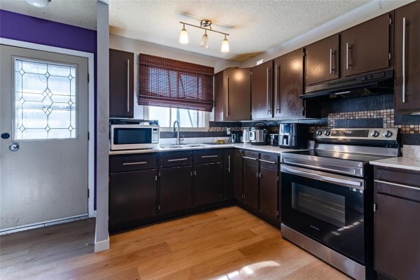 Kitchen - 43 Delorme Bay, Winnipeg, MB R3V1R3 Photo 3