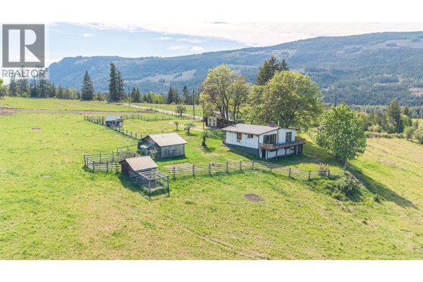 Living room - 43 Sigalet Road, Lumby, BC V0E2G6 Photo 4