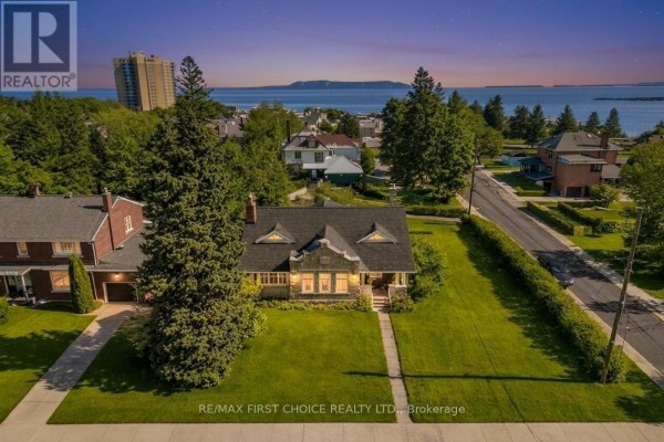 Aerial dusk view of the house and its neighborhood overlooking the water. - 43 Summit Avenue, Thunder Bay
