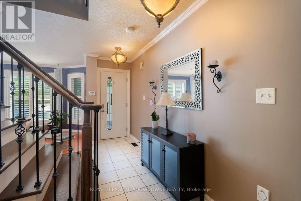 Family room - 43 Thorpe Crescent, Brampton, ON L7A1P8 Photo 4