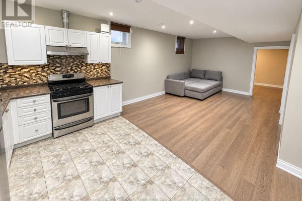 Kitchen - 43 Waniska Avenue, Toronto, ON M8Y1R1 Photo 3
