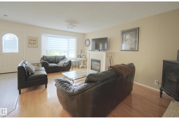 Family room - 43 Westlake Dr, Spruce Grove, AB T7X1S7 Photo 4
