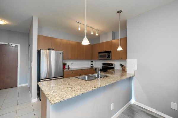 430 15380 102a Avenue, Surrey, BC V3R0B3 Photo 3