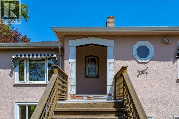 Living room - 430 Gorge Rd W, Saanich, BC V9A1N1 Photo 5