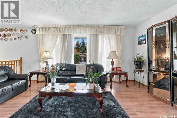 Kitchen - 430 Kingsmere Boulevard, Saskatoon, SK S7J3V1 Photo 2