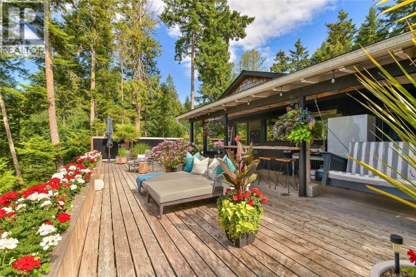 Living room - 430 Mckercher Rd, Mayne Island, BC V0N2J2 Photo 4