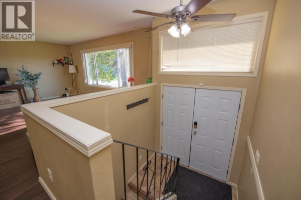 Living room - 4301 16th Avenue, Vernon, BC V1T6P3 Photo 5